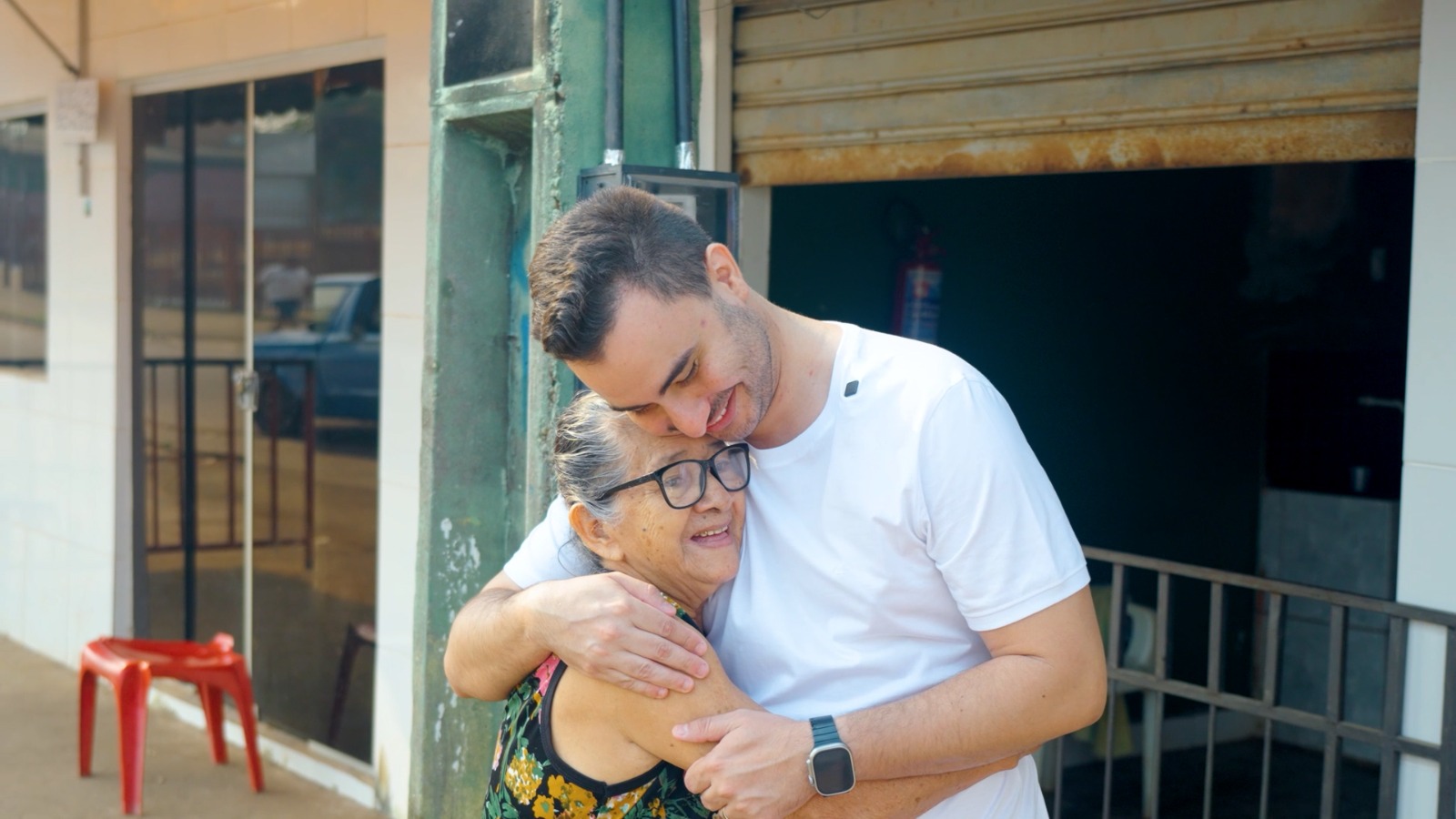 Célio Lopes abraçando uma senhora